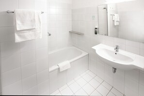 Bathtub, hair dryer, towels - Elan Hotel (Limburg an der Lahn)