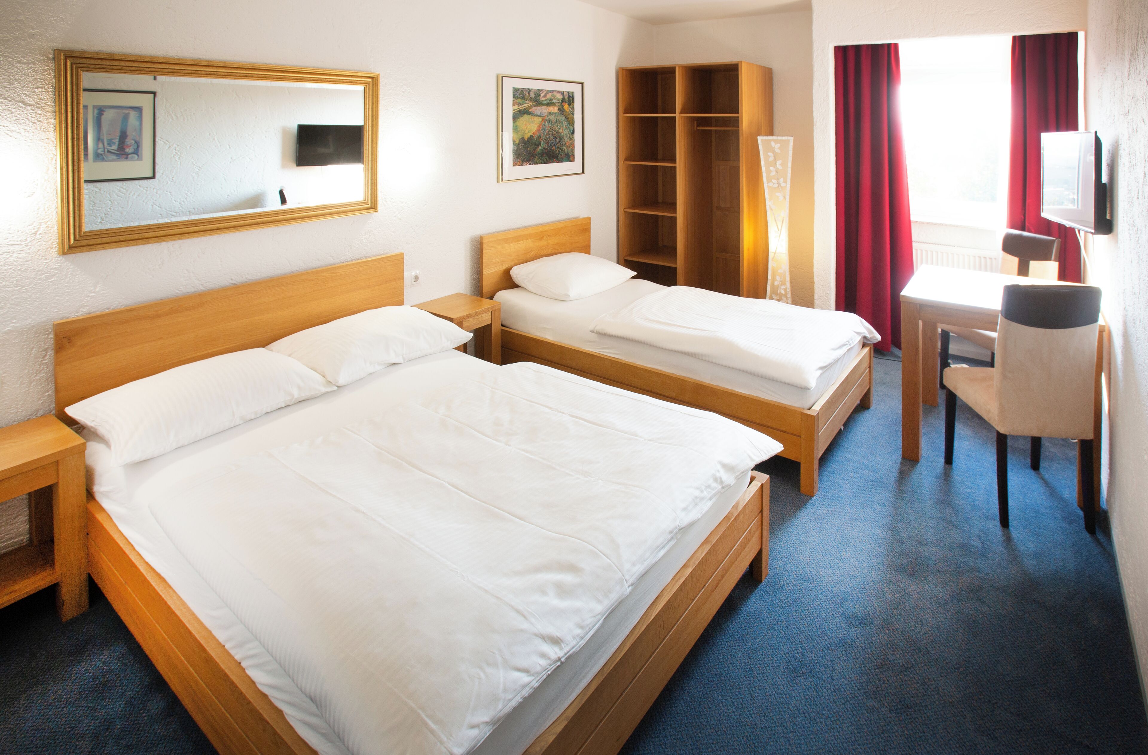 3 Personenzimmer | Hypo-allergenic bedding, desk, laptop workspace, blackout curtains