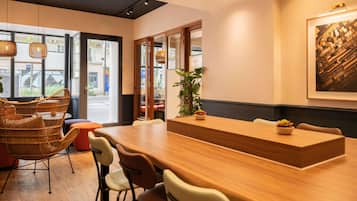 Colazione a buffet, servita tutte le mattine (14.50 EUR a persona)