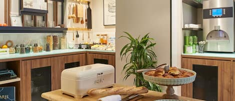 Frukostbuffé varje dag (EUR 13.9 per person)