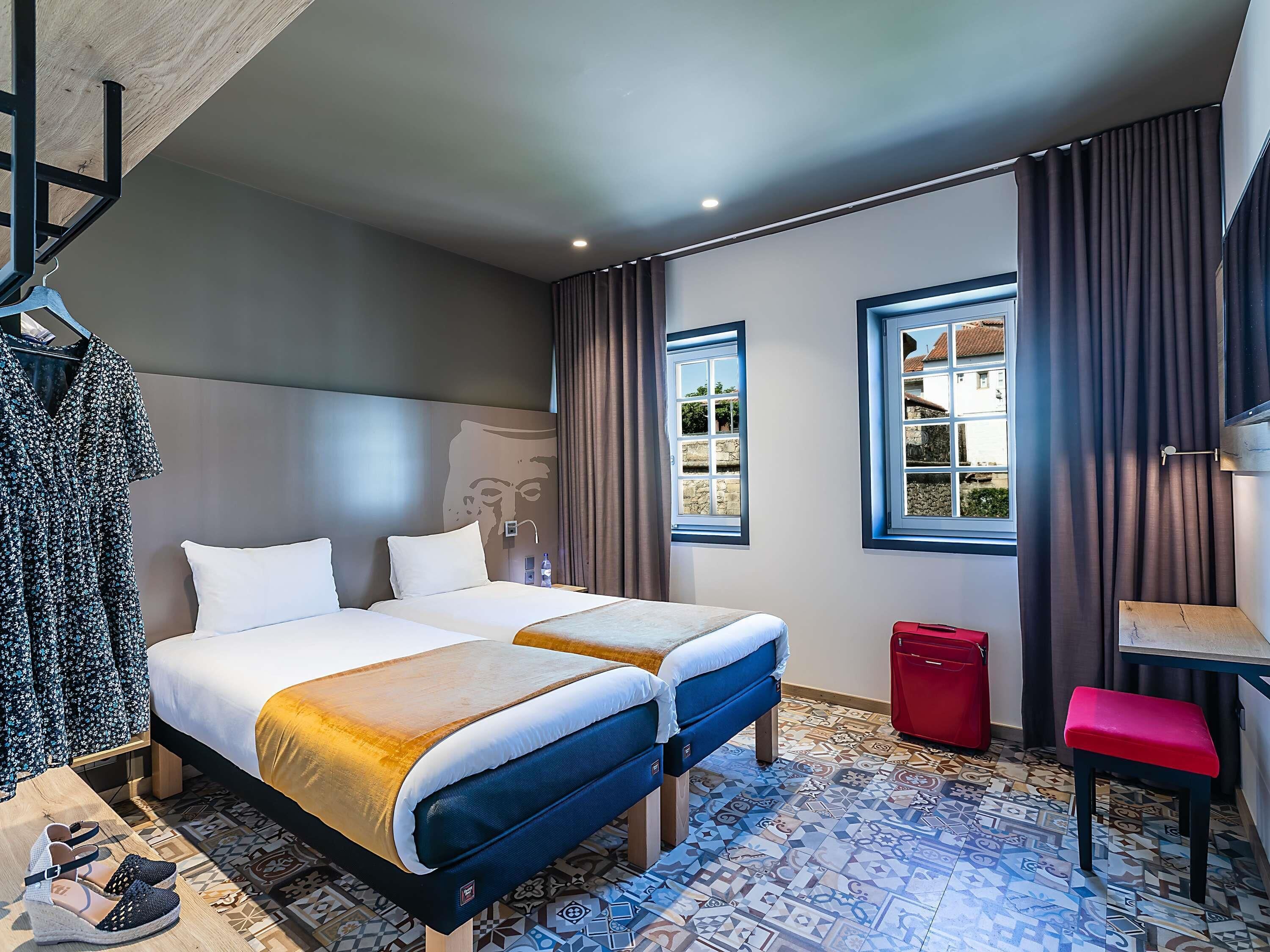 Escritorio, sistema de insonorización, cunas gratuitas y wifi gratis 