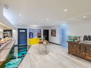 A modern hotel room with a glass pool, a breakfast bar, and a kitchenette. - Ibis Styles Chaves  (Chaves)