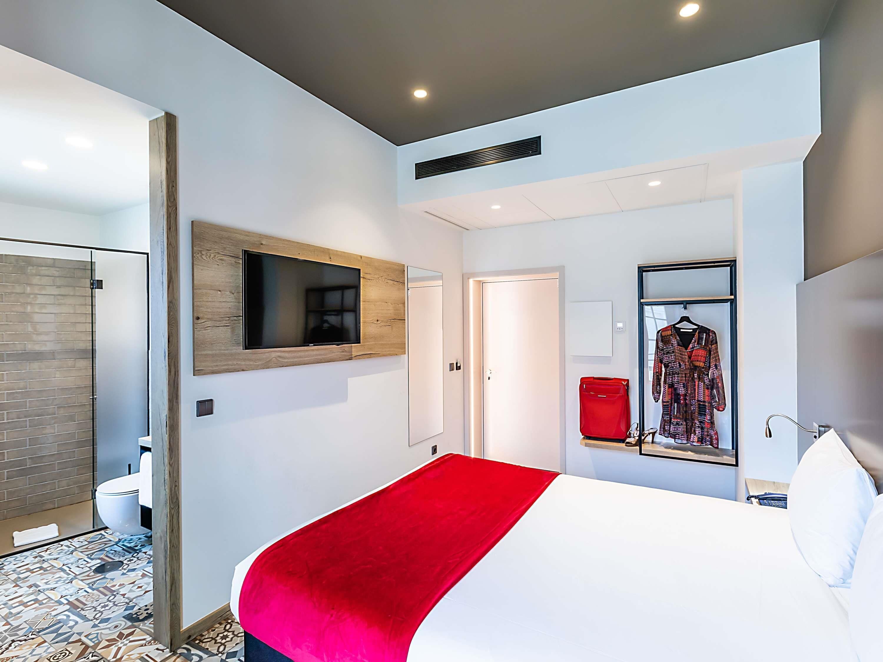 Escritorio, sistema de insonorización, cunas gratuitas y wifi gratis 