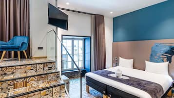 Een bureau, geluiddichte muren, gratis babybedden, gratis wifi