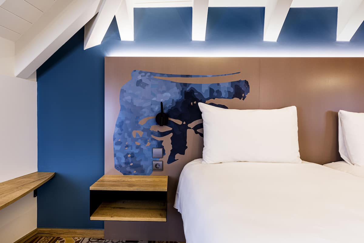 room, 3 single beds | desk, soundproofing, free cots/infant beds, free wifi