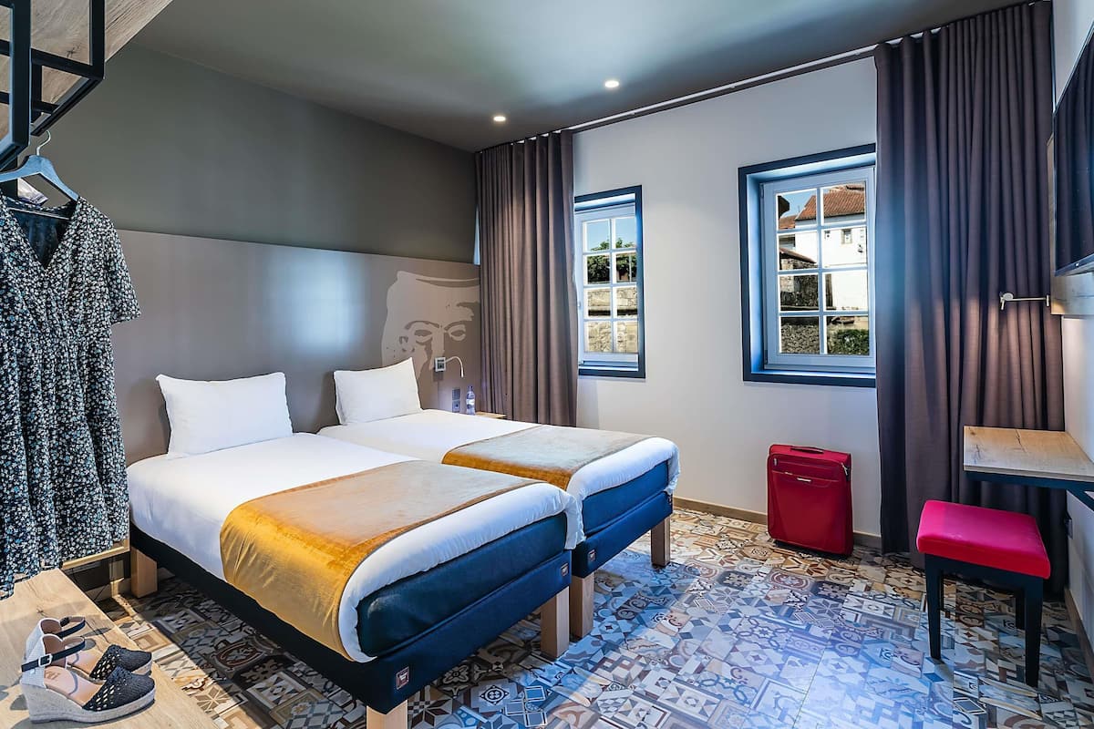 Twin Room, 2 Twin Beds | Desk, soundproofing, free cribs/infant beds, free WiFi