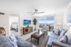 Condo, 1 cama King e sofá-cama (Beachfront condo with huge views/pool) | Área de estar | TV de tela plana