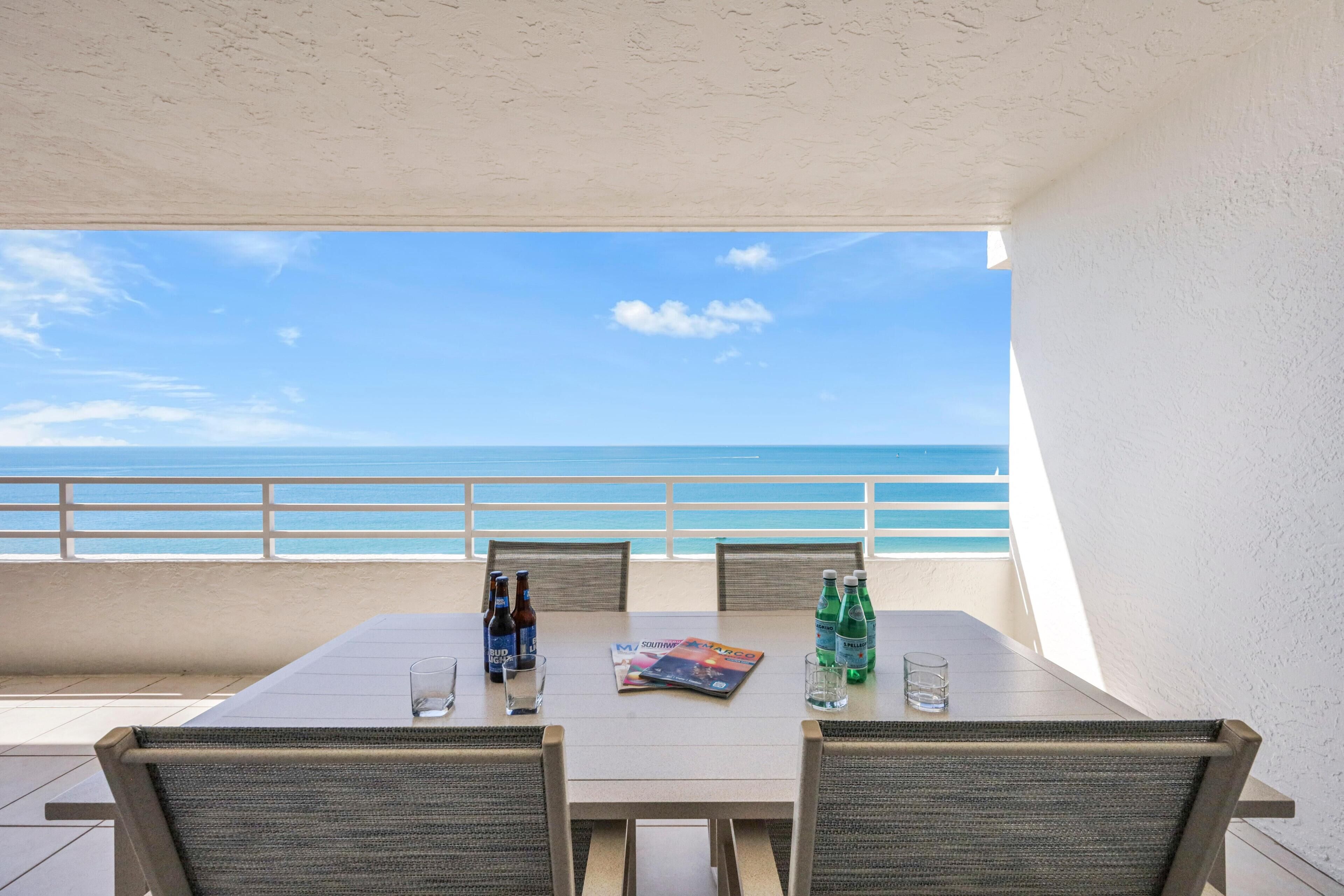 Condo, 1 cama King e sofá-cama (Beachfront condo with huge views/pool) | Opções para refeição ao ar livre