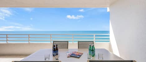 Appart'hôtel, 1 très grand lit et 1 canapé-lit (Beachfront condo with huge views/pool) | Restauration extérieure