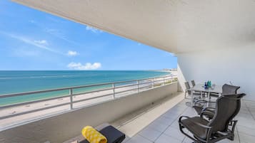 Condo, 1 cama King size y sofá cama (Beachfront condo with huge views/pool) | Restaurante al aire libre
