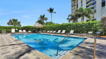 Apartment, 1 King-Bett und Schlafsofa (Beachfront condo with huge views/pool) | Pool | Beheizter Pool