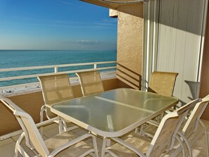 Condo, 1 cama King e sofá-cama (Beachfront condo with huge views/pool) | Vista da sacada