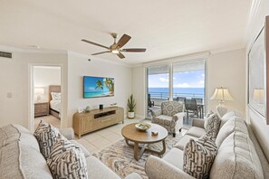 Apartment, 1 King-Bett und Schlafsofa (Beachfront condo with huge views/pool) | Wohnbereich