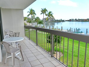 Apartamento, 1 cama de matrimonio con sofá cama (Relaxing condo with pool, bay view an) | Vistas del balcón