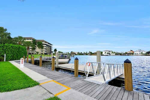 Relaxing Condo With Pool, bay View and Steps to Beach
