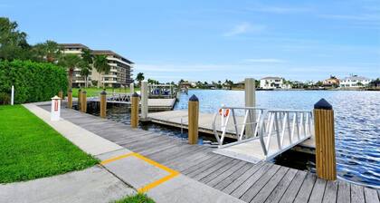 Relaxing Condo With Pool, bay View and Steps to Beach