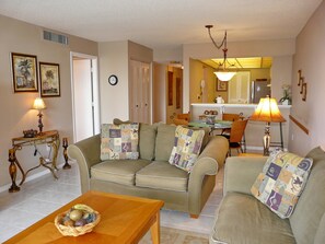 Bloc d'apartaments, 1 llit de matrimoni i sofà llit (Relaxing condo with pool, bay view an) | Sala d'estar | Televisor de pantalla plana