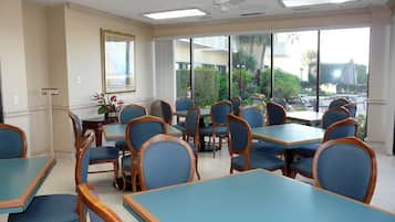 Kondominium, 1 Tempat Tidur King dengan tempat tidur Sofa (Tradewinds 701) | Tempat makan