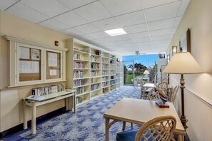 Condo, 1 King Bed with Sofa bed (Tradewinds 701) | Interior