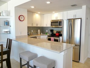 Condo, 1 King Bed with Sofa bed (Tradewinds 701) | Private kitchen