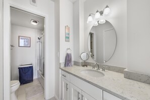 Apartment, 1 King-Bett und Schlafsofa (Tradewinds 701) | Badezimmer | Kostenlose Toilettenartikel, Haartrockner, Handtücher