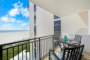 Apartment, 1 King-Bett und Schlafsofa (Tradewinds 701) | Speisen im Freien