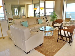 Apartment, Mehrere Betten (Top floor beachfront condo with ocean) | Wohnbereich | Flachbildfernseher