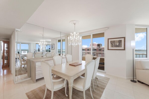 Condo, Multiple Beds (Top floor beachfront condo with ocean) | Dining
