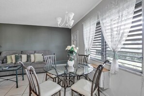 Appart'hôtel, 2 lits une place (Idyllic condo with brief walk to beac) | 1 chambre, fer et planche à repasser, draps fournis