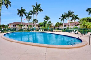 Appart'hôtel, 2 lits une place (Idyllic condo with brief walk to beac) | Piscine | Piscine chauffée