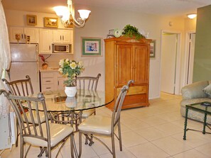 Appart'hôtel, 2 lits une place (Idyllic condo with brief walk to beac) | Restauration