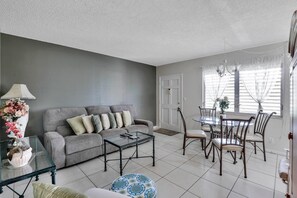 Condo, 2 lits jumeaux (Idyllic condo with brief walk to beac) | Salle de séjour | Téléviseur à écran plat