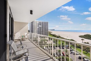 콘도, 침대(여러 개) (Stylish beachfront condo with pool an) | 숙박 시설 구내