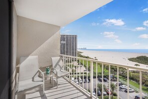 콘도, 침대(여러 개) (Stylish beachfront condo with pool an) | 숙박 시설 구내