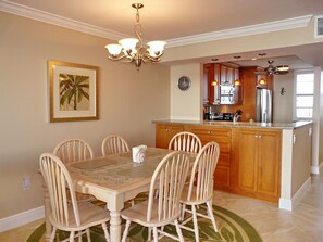 Apartment, 1 King-Bett und Schlafsofa (Magical beachfront condo with pool an) | Speisen
