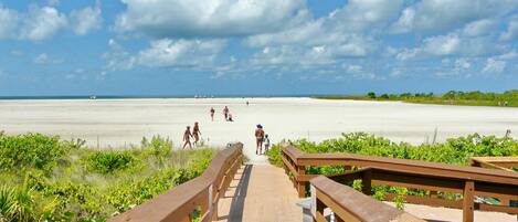 公寓客房, 1 張特大雙人床和 1 張沙發床 (Magical beachfront condo with pool an) | 海灘