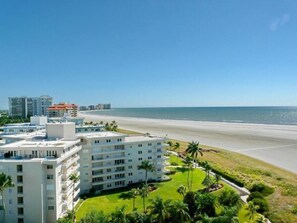 Apartment, 1 King-Bett und Schlafsofa (Magical beachfront condo with pool an) | Blick von der Unterkunft