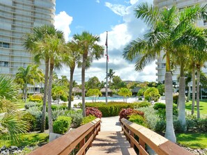 Apartment, 1 King-Bett und Schlafsofa (Magical beachfront condo with pool an) | Blick auf die Straße