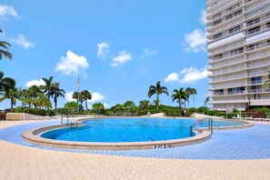 Apartment, 1 King-Bett und Schlafsofa (Magical beachfront condo with pool an) | Pool