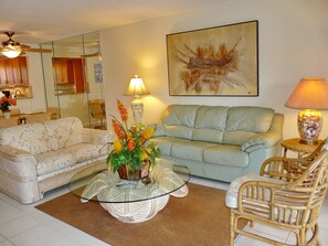 公寓客房, 1 張加大雙人床和 1 張沙發床 (South end condo with pool/spa and ste) | 客廳 | 平面電視