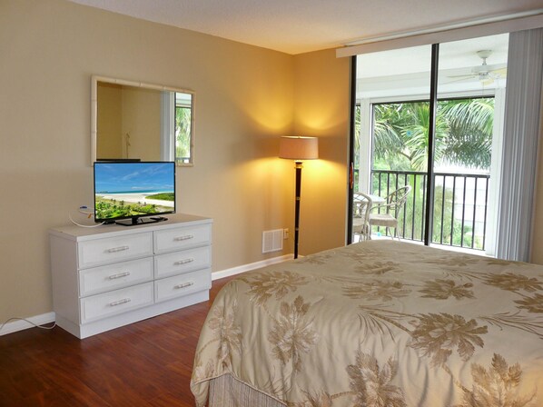 Appartamento, 1 letto queen con divano letto (South end condo with pool/spa and ste) | 2 camere, ferro/asse da stiro, lenzuola