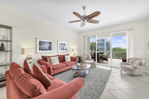 Apartamento, varias camas (Spacious condo with sky views and ste) | Zona de estar | Una televisión de pantalla plana