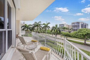 Terrace/patio - Spacious Condo With sky Views and Steps to South Beach (Marco Island)