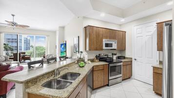 Apartamento, varias camas (Spacious condo with sky views and ste) | Cocina privada | Frigorífico, microondas, horno y placa de cocina