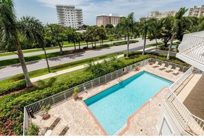 Apartamento, varias camas (Spacious condo with sky views and ste) | Piscina | Una piscina climatizada