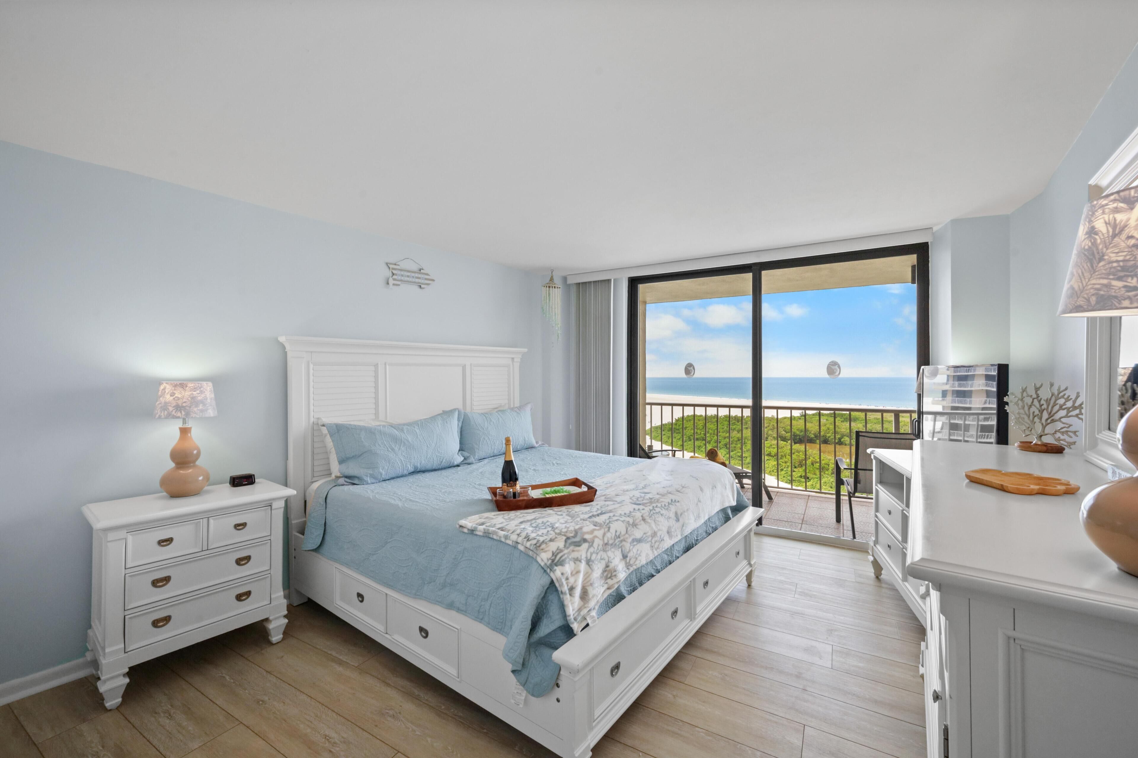 公寓式客房, 1 张特大床和 1 张沙发床 (Beachfront condo with pool and balcon) | 2 多间卧室、熨斗/熨衣板、床单