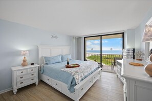 Appart'hôtel, 1 très grand lit et 1 canapé-lit (Beachfront condo with pool and balcon) | 2 chambres, fer et planche à repasser, draps fournis