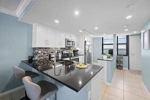 Condo, 1 King Bed with Sofa bed (Beachfront condo with pool and balcon) | Private kitchen