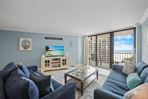 Appartement, 1 kingsize bed met slaapbank (Beachfront condo with pool and balcon) | Woonruimte | Flatscreentelevisie