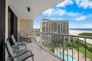 Property grounds - Beachfront Condo With Pool and Balcony Facing Beach (Marco Island)